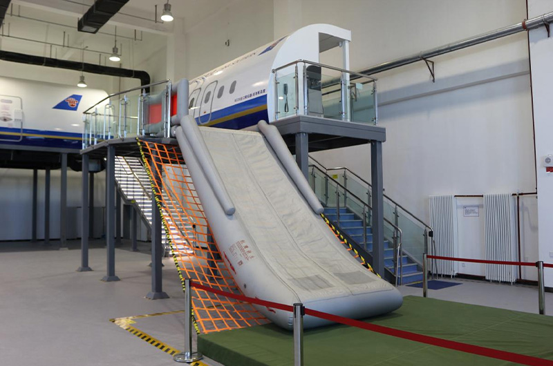 Photos of the A320 overwing evacuation simulator1